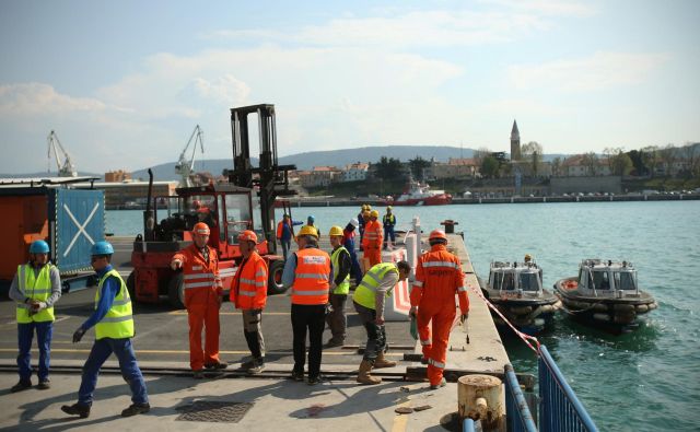 Luka Koper bo manj transparentno sodelovanje s podjetji IPS nadomestila s kadrovskimi agencijami, prek katerih bo najemala delavce. Foto Jure Eržen