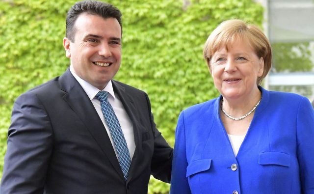 Čeprav je Severna Makedonija ostala praznih rok, se je premier Zoran Zaev oprl na obljubo nemške kanclerke Angele Merkel, da bo Nemčija jeseni prižgala zeleno luč. FOTO: Tobias Schwarz/AFP