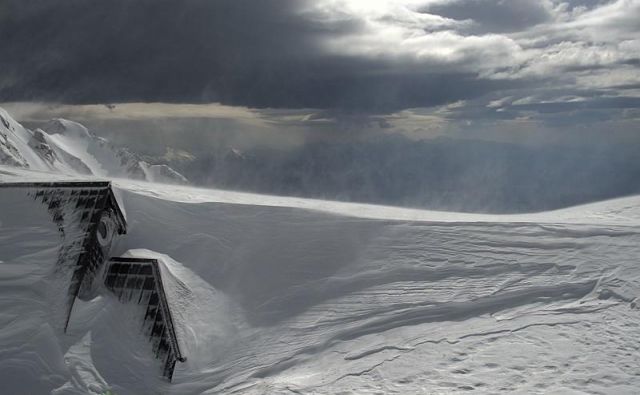 Rekordna snežna odeja na Kredarici za maj. FOTO: Arso