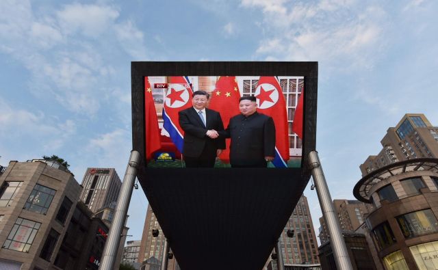 Za Xija je obisk v Pjongjangu ena od močnejših kart za njegovo srečanje s Trumpom prihodnji teden. Foto: Greg Baker/Afp