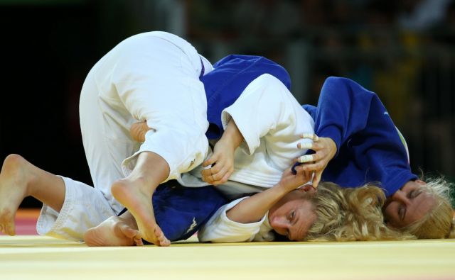 Ana Velenšek (v modrem kimonu) je še zmeraj v stiku z ameriško šampionko Kayla Harrison (levo), zdaj vzhajajočo zvezdnico v mešanih borilnih športih (MMA), ki ji je pred tremi leti na olimpijskih igrah v Riu de Janeiru zadala edini poaz. FOTO: Reuters