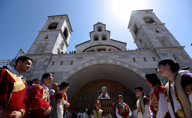 Škof SPC Joanikije je pred več tisoč verniki v Podgorici poudaril, da se bodo borili za svoje zakonske pravice ter varovali in branili svoje cerkve, samostane in grobove prednikov. FOTO: Savo Prelević/AFP