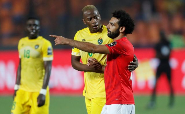 Mohamed Salah (desno) po zmagi gostiteljev nad Zimbabvejem. FOTO: Reuters