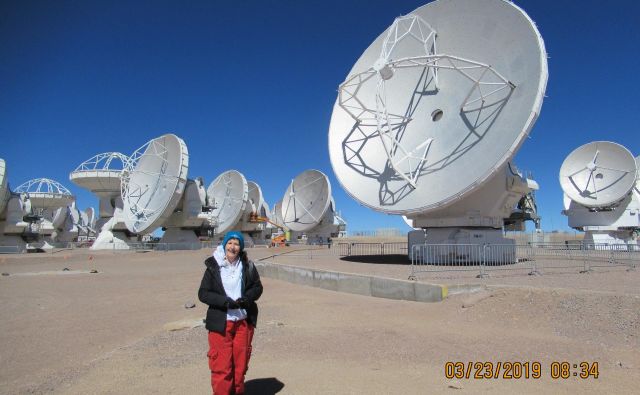 Marija Strojnik Scholl pri observatoriju na planoti Atacama na nadmorski višini 5100 metrov. Foto Arhiv M. S. C.