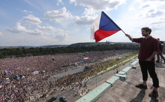 Na začetku junija je 120.000 demonstrantov zapolnilo praški Venčeslavov trg, današnji protest je v parku Letna. FOTO: Reuters