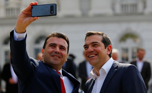 Makedonski premier Zoran Zaev je po rešitvi spora o imenu države z grškim kolegom Aleksisom Ciprasom posnel selfi. Kako uspešen bo v odnosih z Bolgarijo? Foto: Reuters