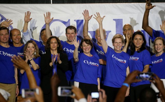 Del demokratskih kandidatov, med njimi pa vse kandidatke: Marianne Williamson, Kamala Harris, Amy Klobuchar, Elizabeth Warren, Tulsi Gabbard in Kirsten Gillibrand. Foto: Reuters