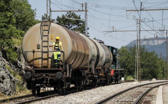 V Dolu pri Hrastovljah je vlakovno obračališče, s katerim si pomagajo pri odstranjevanju posledic torkove nezgode. Foto Uroš Hočevar