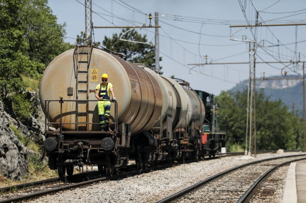 FOTO:»Kaj če bi vlak iztiril na odprtem?«