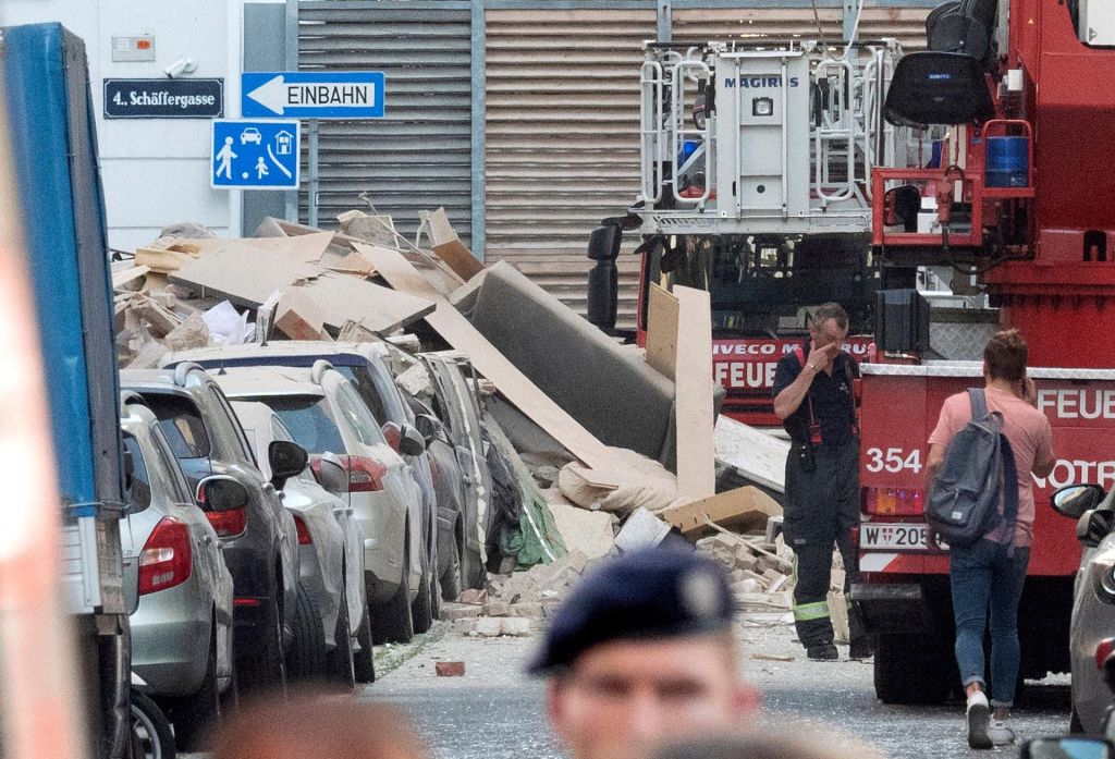 FOTO:Na Dunaju v eksploziji plina poškodovani dve večstanovanjski hiši