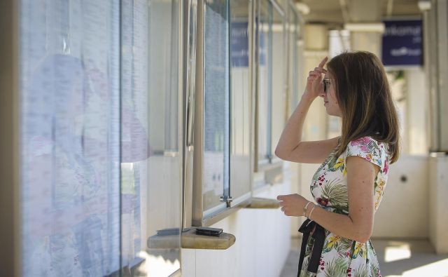 Med 62.170 odraslimi upravičenci do socialne pomoči, sta skoraj dve tretjini mlajši od 50 let. Foto Jože Suhadolnik