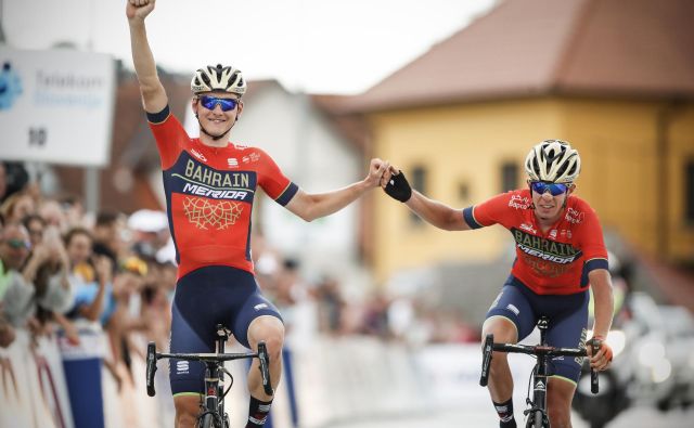 Matej Mohorič (levo) in Domen Novak sta lani na DP družno prikolesarila v cilj. FOTO: Uroš Hočevar/Delo