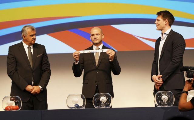 Predsednik tekmovalne komisije Božidar Đurković in norveški vratar Torbjörn Bergerud sta določila usodo Slovenije. FOTO: EHF/Eva Manhart Diener