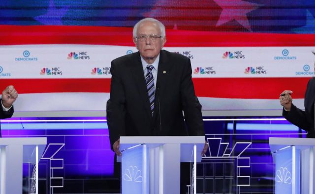 Joe Biden, Kamala Harris in Bernie Sanders med demokratsko debato. FOTO: Mike Segar/Reuters