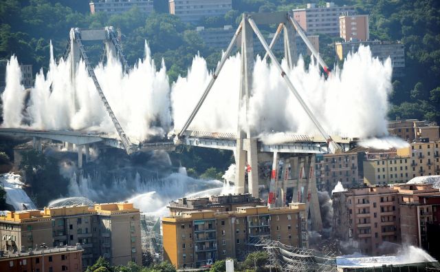 Viadukt Morandi se je porušil lani, 14. avgusta, zahteval je 43 žrtev. Foto Reuters