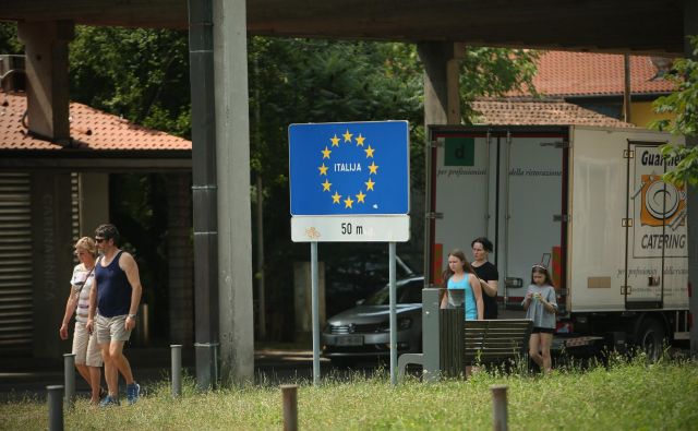 Mešane patrulje, ki bodo najpogostejše na območju PU Koper, bodo po navedbah slovenske policije prispevale tudi k hitrejši izmenjavi informacij in spoznavanju terena v sosednji državi za primere čezmejnega zasledovanja. FOTO: Jure Eržen/Delo