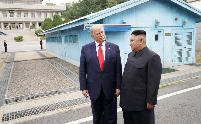 Trump je z zgodovinskim srečanjem s Kimom »ukradel šov« celotnemu forumu G20, pa tudi kitajskemu predsedniku Xi Jinpingu in južnokorejskemu predsedniku Mun Dže Inu. Foto: Reuters