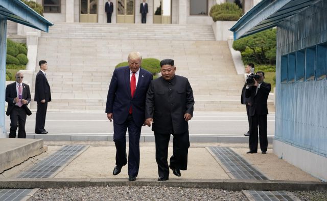 Donald Trump in Kim Džong Un sta skupaj stopila čez mejo. FOTO: Reuters