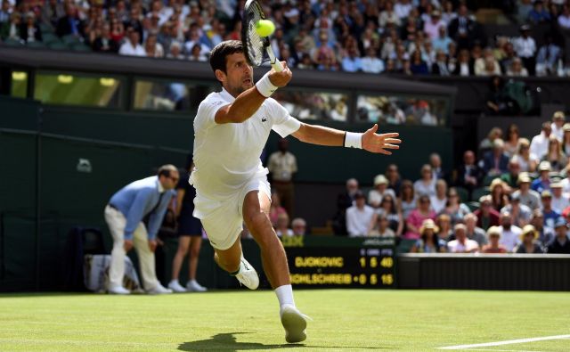 Branilec naslova Novak Đoković je Wimbledon začel z zanesljivo zmago, prvič pa je v njegovi ekipi sedel Goran Ivanišević. FOTO: Reuters