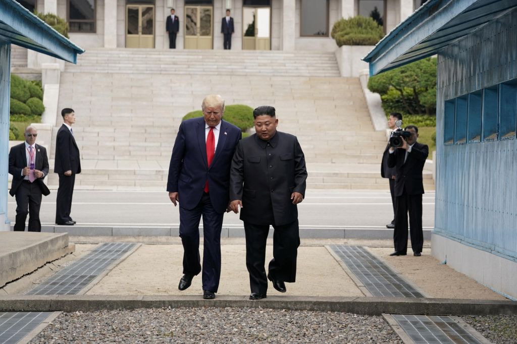 FOTO:Zgodovinski trenutek - Trump in Kim družno stopila čez mejo