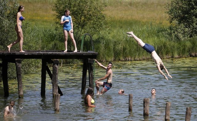 Ob hujši vročini na Arsu priporočajo omejitev gibanja na prostem na jutranje in večerne ure. FOTO: Roman Šipić