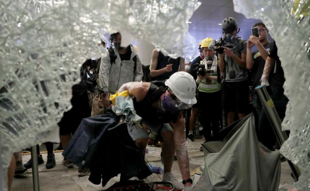 Oblasti so sporočile, da so morali do večera v bolnišnico odpeljati 43 udeležencev protestov in policistov. FOTO: Reuters