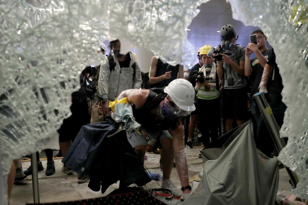 Protestniki v Hongkongu vdrli v parlament