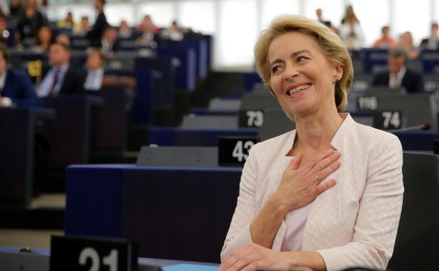 Ursula von der Leyen »je konservativna in moderna, disciplinirana in nepredvidljiva, svetovljanska in vezana na dom«. Tako sta v izjemni biografiji <em>Operacija Röschen – sistem von der Leyen</em> zapisala časnikarja tednika <em>Die Zeit </em> Elisabeth Niejahr in Peter Dausend FOTO: Reuters