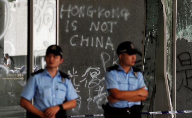 Protestniki so na fasadi parlamenta zapustili tudi grafit Hongkong ni Kitajska. FOTO: Jorge Silva/Reuters