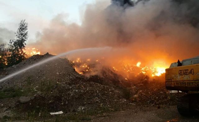 Požar na deponiji gum: v Sloveniji ne vemo, kam bi z 8000 gumami na leto. FOTO: PGD Bistrica Ob Dravi