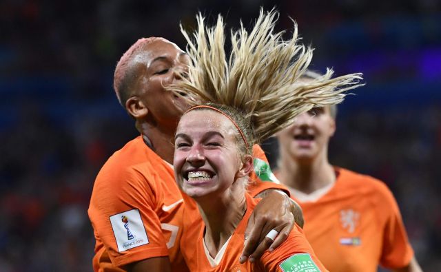 Jackie Groenen (na sredini) je v polfinalu zabila zmagoviti gol za Nizozemsko. FOTO: AFP