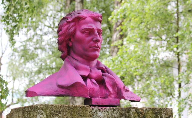 Prešernov kip je bil prvič prebarvan na rožnato leta 2016. FOTO: Špela Ankele/Delo