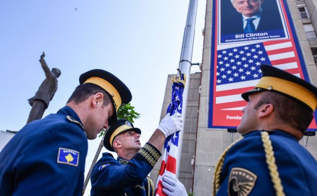 Tirana stavi na ZDA tako kot Priština, kjer so kosovske varnostne sile in državni vrh obeležili tudi ameriški dan neodvisnosti. FOTO: Armend Nimani/AFP