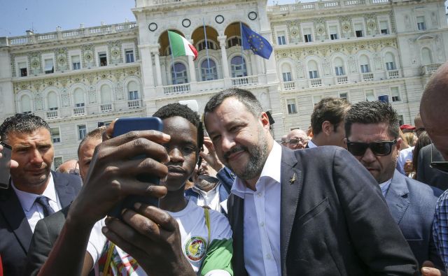 Salvinija je v Trstu pričakala navdušena množica. Nekateri so se z njim želeli tudi fotografirati. FOTO: Jože Suhadolnik/Delo