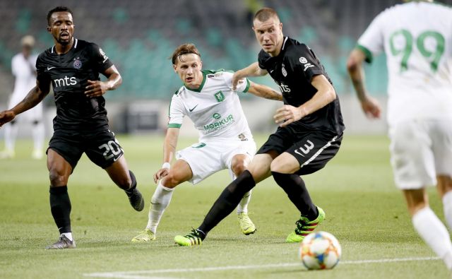 Stefan Savić je bil ob beograjskih obrambnih orjakih v črnih majicah rahlo v senci, a ima še štiri dni na voljo, da ujame odlično formo iz konca minule sezone. FOTO: Roman Šipić/Delo