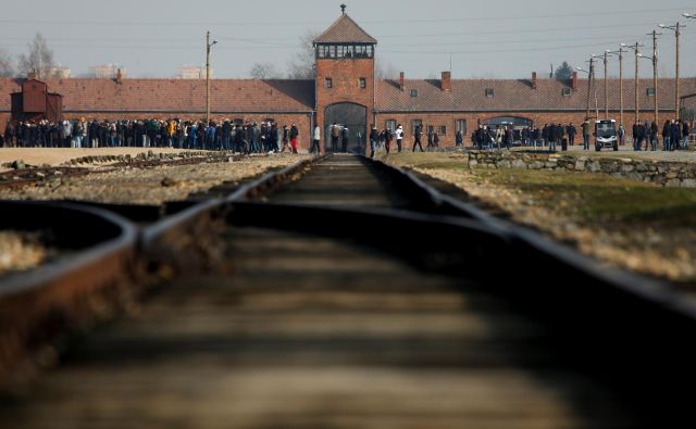 Tračnice v Birkenau so priljubljena foto točka obiskovalcev taborišča. FOTO: Kacper Pempel/Reuters
