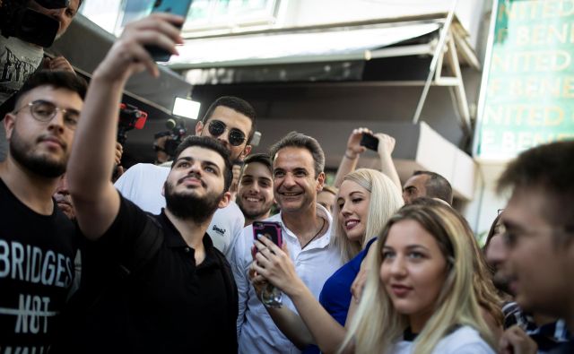 Kiriakos Micotakis je naslednik dinastije, ki je dolgo obvladovala desni pol grške politike, v predvolilni kampanji pa je poskušal delovati kot »evropski politik z modernimi populističnimi nastavki«. Foto Reuters