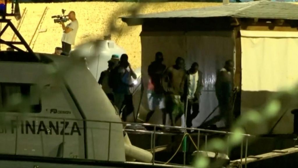 FOTO:Rešene migrante izkrcali na Lampedusi, nemška ladja odplula proti Malti