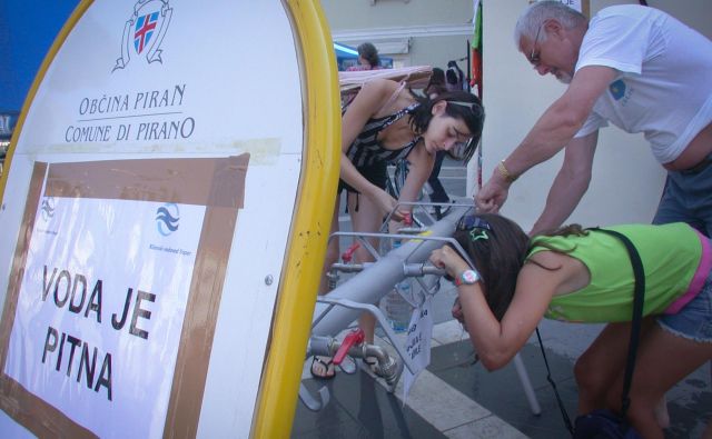 V slovenski Istri si ne želijo doživeti razmer izpred enajstih let, ko so v Piranu sredi glavnega trga točili pitno vodo zaradi vdora fekalne onesnaženosti v vodovodni sistem. Foto Boris Šuligoj