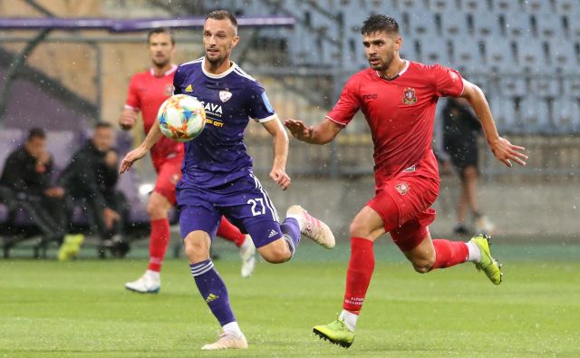 Napadalec Jasmin Meš�anović (z žogo) naj bi bil v Reykjaviku eno najmočnejših orožij Mariborčanov. FOTO: Tadej Regent