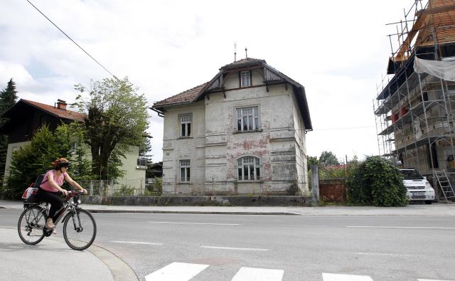 Vila Zlatica v Rožni dolini na obnovitvena dela čaka že več let. Foto Mavric Pivk