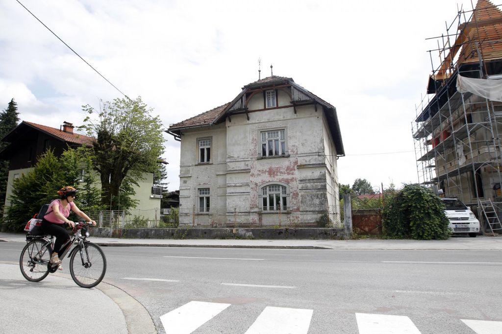 FOTO:Obnova Hribarjeve vile se bo kmalu lahko začela