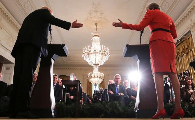 Britanski veleposlanik v Washingtonu na januarski tiskovni konferenci predsednika Trumpa in premierke Mayeve. FOTO: Carlos Barria/Reuters