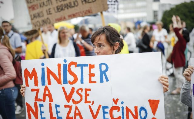 Da imajo pravico do svobodne izbire, so poslance, ki bodo danes glasovali o financiranju, na protestnem shodu opozarjali starši otrok, ki obiskujejo zasebne šole. FOTO: Uroš Hočevar/Delo