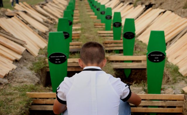 V Srebrenici še vedno pokopavajo žrtve srbskega genocida. FOTO: Jure Eržen