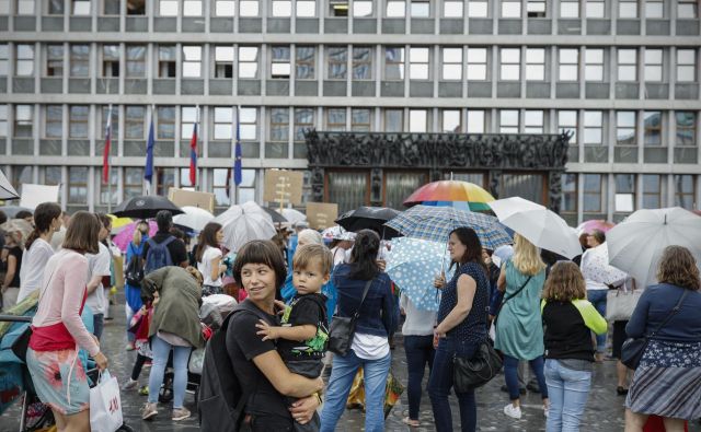 Starši otrok, ki obiskujejo zasebne šole, so v zadnjem mesecu že trikrat protestirali proti predlogu. Nazadnje so se pred državnim zborom zbrali včeraj. FOTO: Uroš Hočevar/Delo