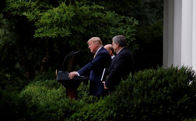 Predsednik Trump, minister za trgovino Wilbur Ross in pravosodni minister William Barr so si prizadevali, da bi popis vključeval vprašanje o državljanstvu. FOTO: Reuters