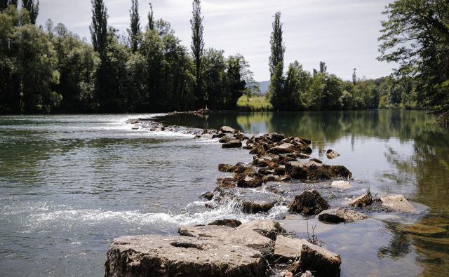 V idiličnem okolju ob reki Kolpi, ki ga pogosto prečkajo migranti, ima včasih strah velike oči. FOTO: Uroš Hočevar