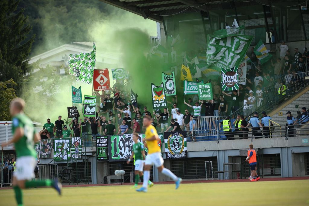 FOTO:Na razprodanem štadionu v Šiški hiter odziv Olimpije