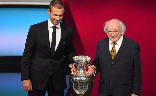 Uefin predsednik Aleksander Čeferin in irski predsednik Michael D. Higgins s trofejo za naslov evropskega prvaka po žrebu kvalifikacijskih skupin za euro 2020. FOTO: Reuters